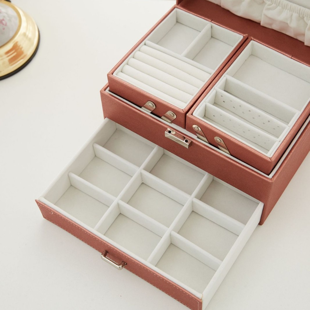 Three-Drawer Large Jewelry Storage Box jewelry compartment details