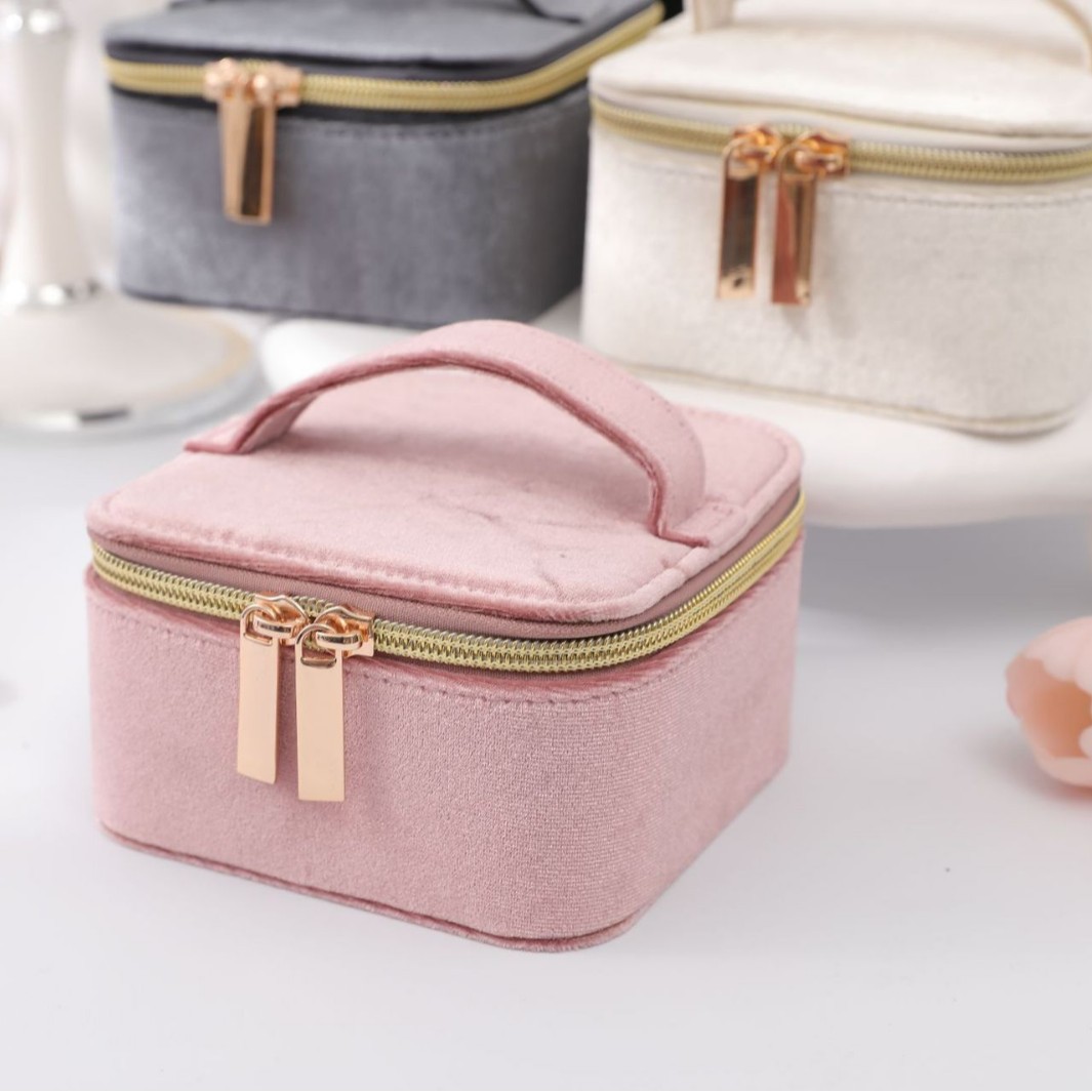 Handled Zippered Travel Jewelry Case open interior layout