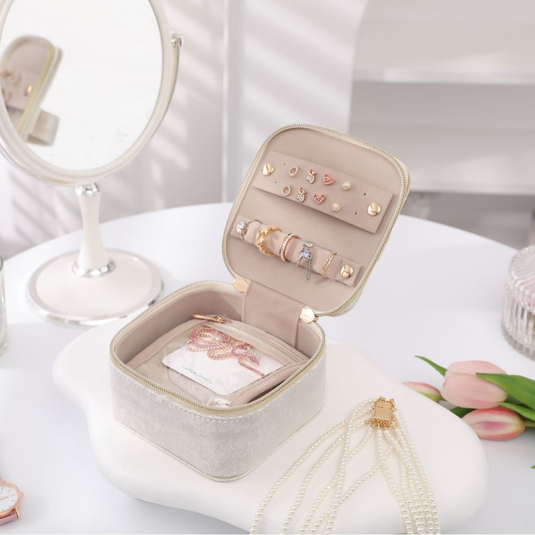 Handled Zippered Travel Jewelry Case jewelry compartment details